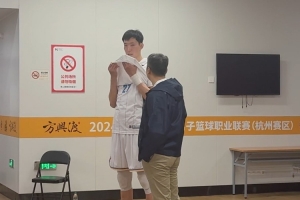 华体会网址-广厦主场对阵北京总决赛G1赛前 郭士强现身与周琦进行交流